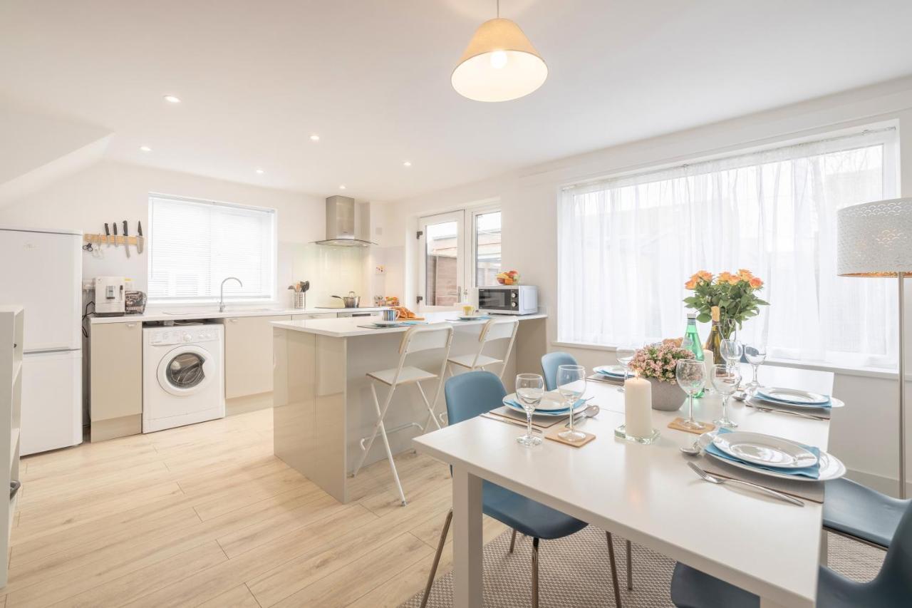 Elegant Home Mod Kitchen, Fast Wi-Fi, Free Parking Carrickfergus Bagian luar foto